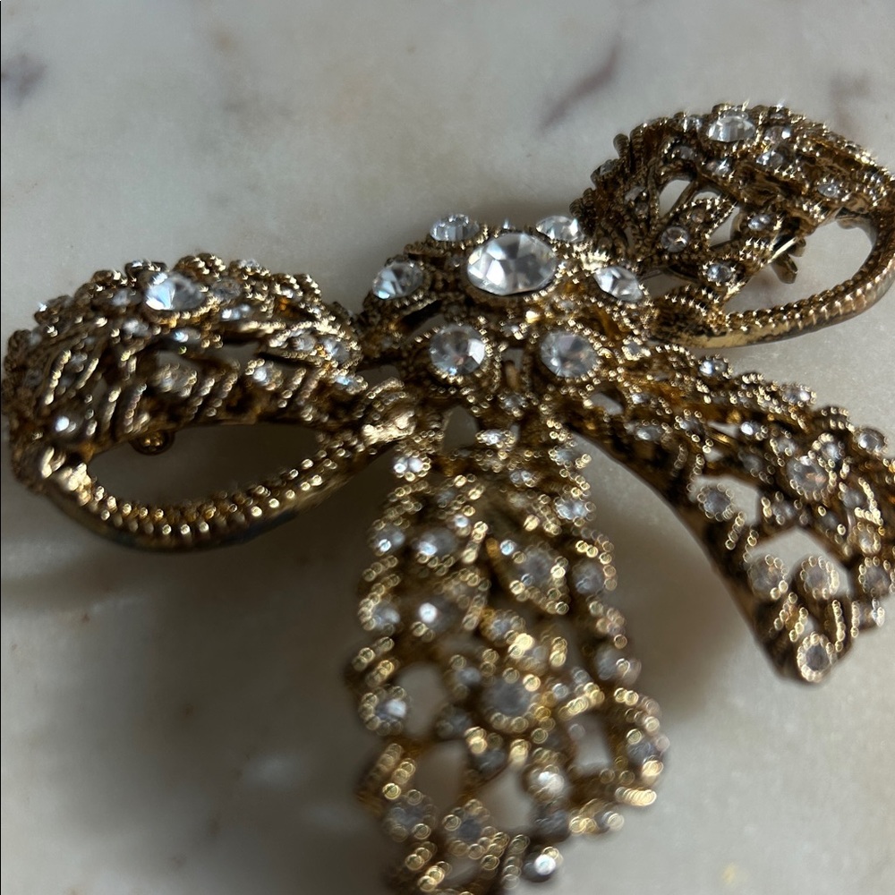 Vintage Elegant Gold Bow Brooch with Crystals collector item - Picture 2 of 8